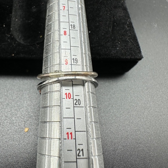 Elegant Silver and Red Gemstone Ring - Picture 3 of 3